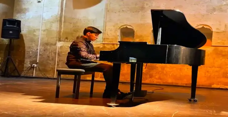 URFALI RODİN, PİYANODA MUHTEŞEM PERFORMANS