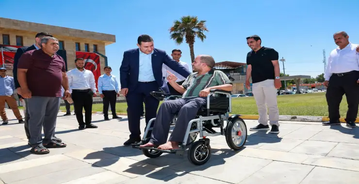 BAŞKAN ÖZYAVUZ’DAN AKÜLÜ SANDALYE DESTEĞİ