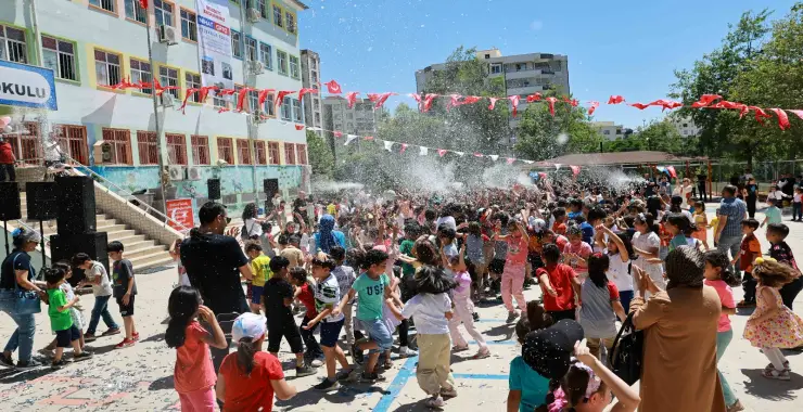 ÇOCUKLAR BAYRAM ŞENLİĞİNDE DOYASIYA EĞLENDİ