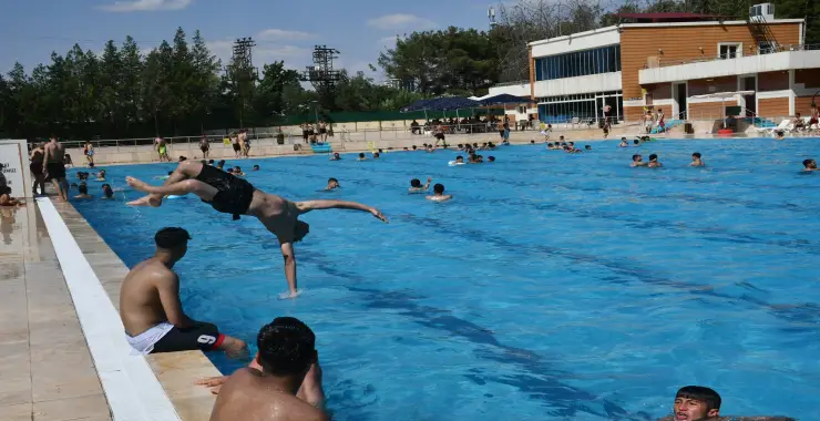 Siverek’te Olimpik Yüzme Havuzu Sezonu Açtı