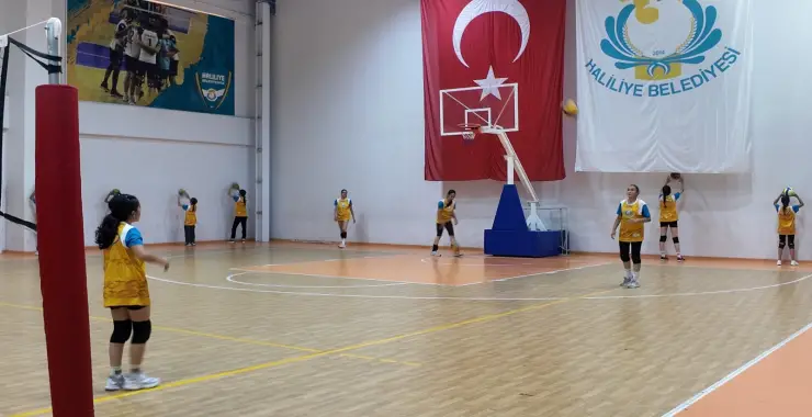 HALİLİYE BELEDİYESİ, SALON SPORLARIYLA GENÇLERİ GELECEĞE HAZIRLIYOR