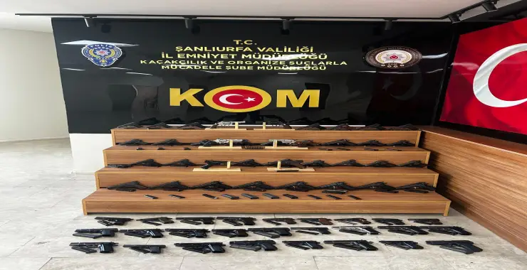 ŞANLIURFA’DA BİR OTOMOBİLDE 65 TABANCA ELE GEÇİRİLDİ; 2 TUTUKLAMA