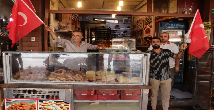 ŞANLIURFA, BAYRAKLARLA DONATILDI