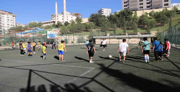 KARAKÖPRÜ’DE ÇOCUKLAR YAZ TATİLİNİ FUTBOL KURSUNDA DEĞERLENDİRİYOR