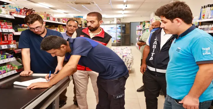 HARRAN’DA HALK SAĞLIĞI İÇİN MARKETLER DENETLENDİ