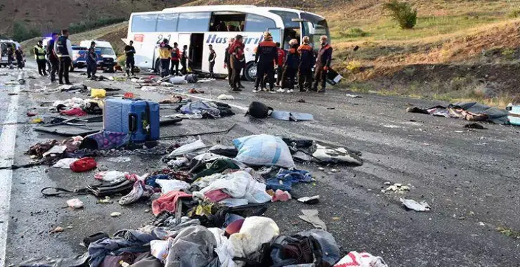Yolcu otobüsü devrildi: 4 kişi öldü, 33 kişi yaralandı