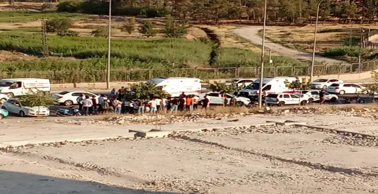 Sürücü Direğe Çarptı, Kaldırımdaki Genç Bayıldı