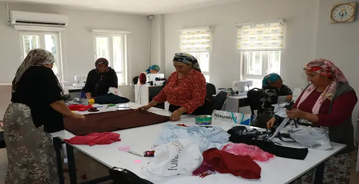 HALİLİYE’DE KADINLAR HEM HOBİ EDİNİYOR HEM EKONOMİYE KATKI SAĞLIYOR