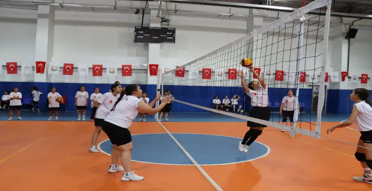 KIZ ÇOCUKLARINDAN VOLEYBOL KURSUNA YOĞUN İLGİ