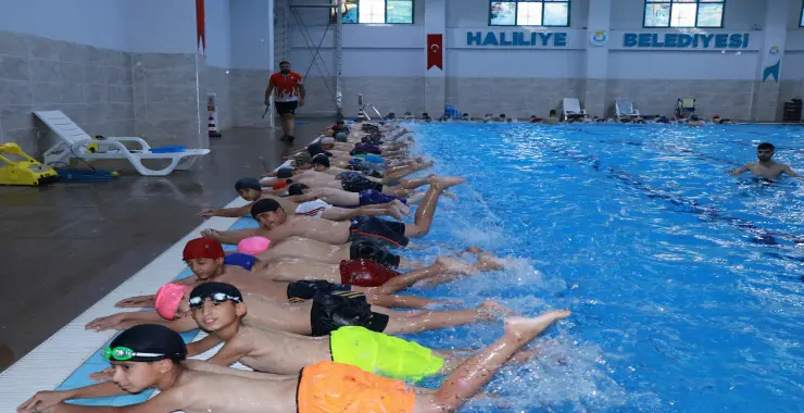 HAVUZ KEYFİ HALİLİYE’DE ÇOCUKLARIN VE GENÇLERİN YÜZÜNÜ GÜLDÜRDÜ