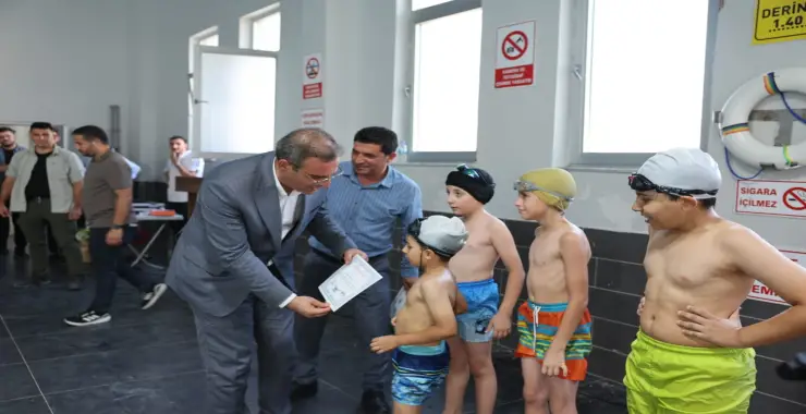 KARAKÖPRÜ’DE YÜZMEYİ ÖĞRENEN 250 ÇOCUK SERTİFİKALARINI ALDI