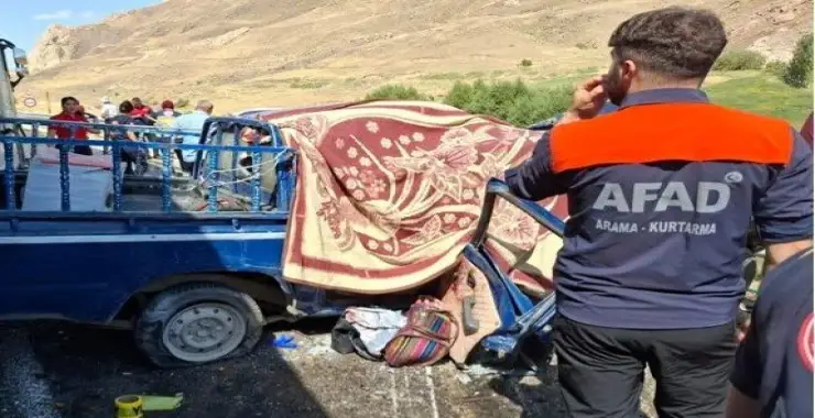 HAKKARİ’DE KORKUNÇ KAZA: 4 ÖLÜ