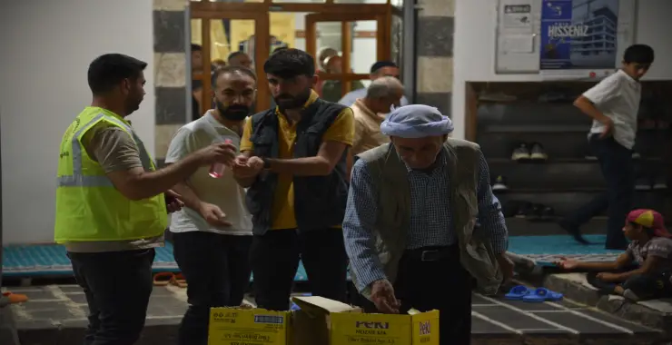 Siverek’te cami cemaatine gül suyu ve lokum ikram edildi