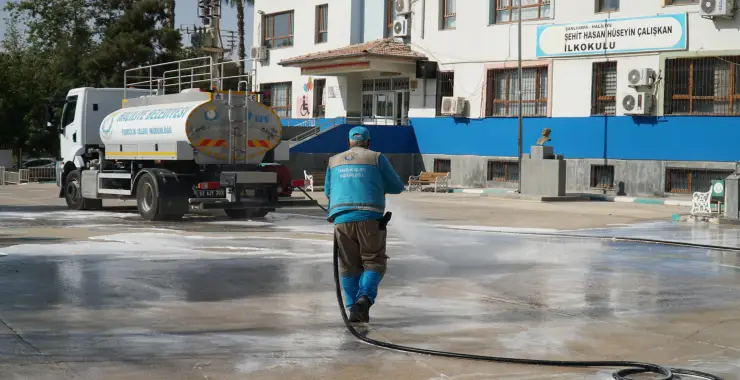 HALİLİYE BELEDİYESİ’NDEN OKULLARDA EĞİTİM ÖNCESİ TEMİZLİK SEFERBERLİĞİ