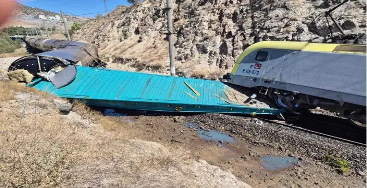 Yük trenleri kafa kafaya çarpıştı