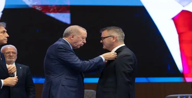 Erdoğan, AK Parti’ye katılan başkanlara rozet taktı