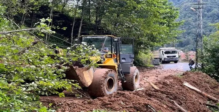 Karadeniz’i sel vurdu: Yollar kapandı