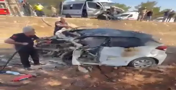 Şanlıurfa’da Minibüs ile Otomobil Çarpıştı: 1 Ölü, 14 Yaralı