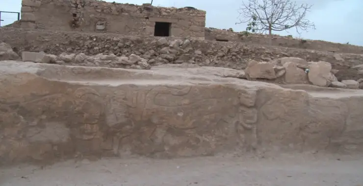 SAYBURÇ HÖYÜĞÜ’NDE NEOLİTİK YAŞAMA IŞIK TUTAN HEYKEL VE YAPILAR ORTAYA ÇIKTI