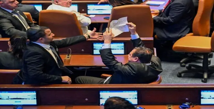 “Filistin’i tanıyın” pankartı açtılar
