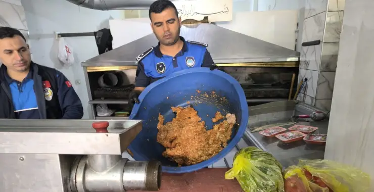 KIRMIZI ETTE TAVUK HİLESİ