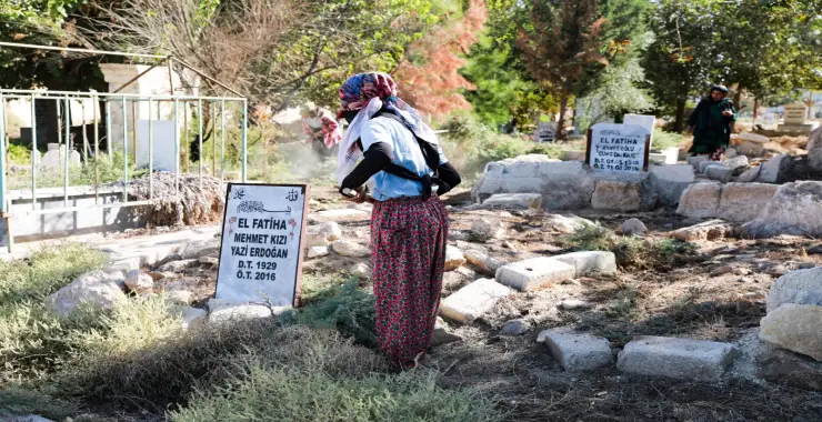 HARRAN’DA MEZARLIKLAR YABANİ OTLARDAN TEMİZLENİYOR 