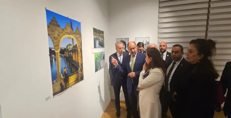 URFA’DA ÇEKTİĞİ FOTOĞRAFLARI VİYANA’DA SERGİLEDİ
