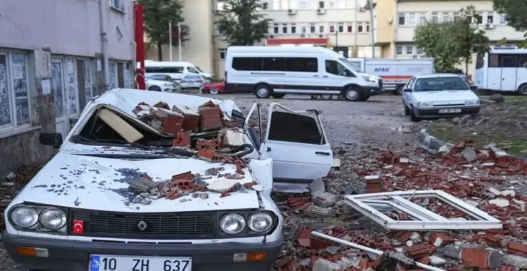 Balıkesir Sındırgı’da, Hasarın boyutu gün ağarınca ortaya çıktı