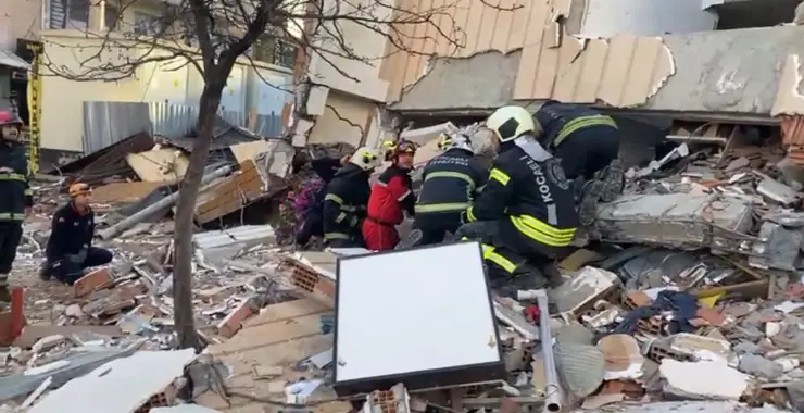 Gebze’de 7 katlı bina çöktü: İki can kaybı var, 18 yaşındaki Dilara sağ çıkarıldı