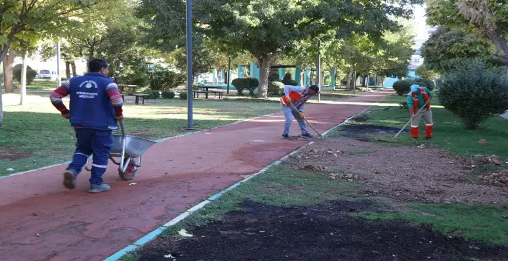 HALİLİYE’DE YEŞİL DÖNÜŞÜM: PARKLAR YENİLENİYOR, İLÇE GÜZELLEŞİYOR