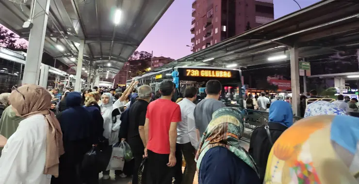 Emirgan’da iğne atsan yere düşmez!