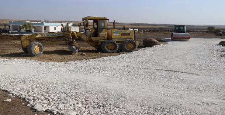 BATIKENT’TE YENİ YOLLARDA SATHİ ASFALT KAPLAMA YAPILIYOR