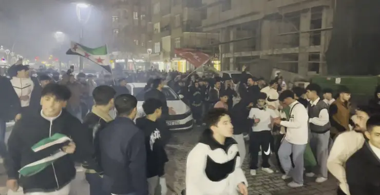 ŞANLIURFA’DA SURİYELİLERDEN “REJİM DÜŞÜŞÜ” KUTLAMASI