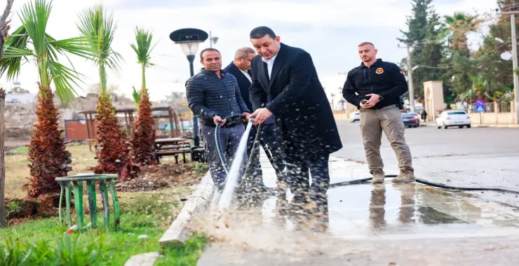 BAŞKAN ÖZYAVUZ: HORTUMU ELİNE ALDI SOKAKLARI YIKADI