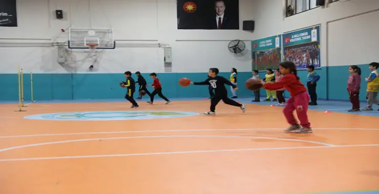 BASKETBOL VE VOLEYBOL KURSLARI HALİLİYE’DE YOĞUN İLGİ GÖRÜYOR