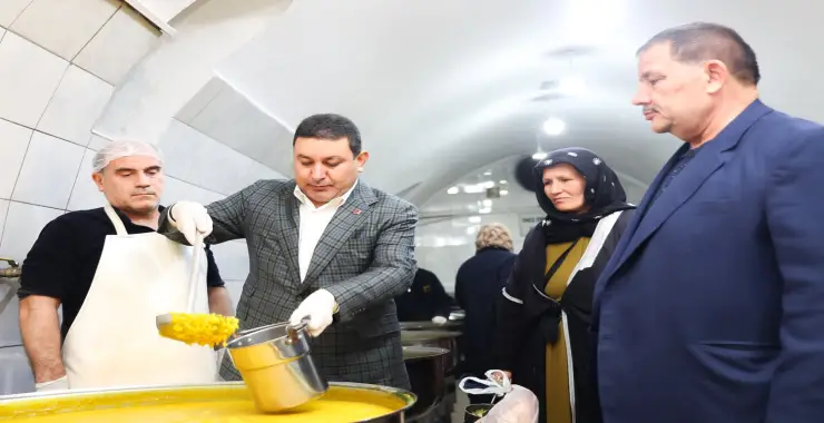 BAŞKAN ÖZYAVUZ AŞEVİNDE İHTİYAÇ SAHİPLERİNE YEMEK DAĞITTI
