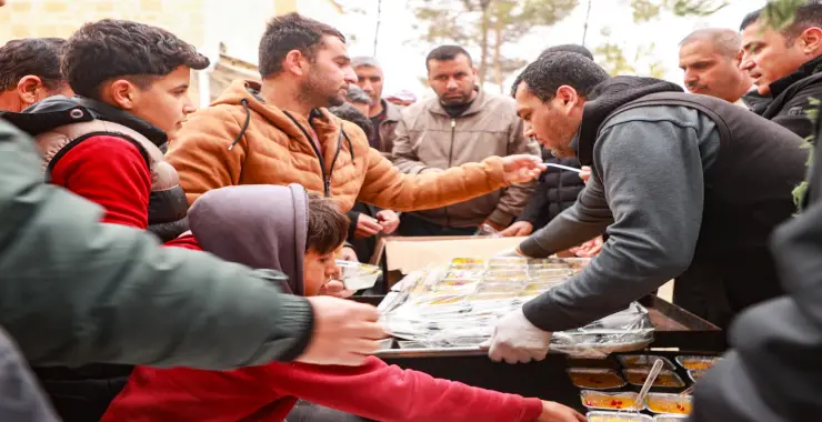 HARRAN’DA REGAİP KANDİLİNDE VATANDAŞLARA ZERDA TATLISI İKRAM EDİLDİ 