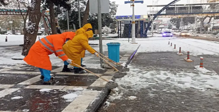 HALİLİYE BELEDİYESİ KARLA MÜCADELEDE TAM KADRO SAHADA