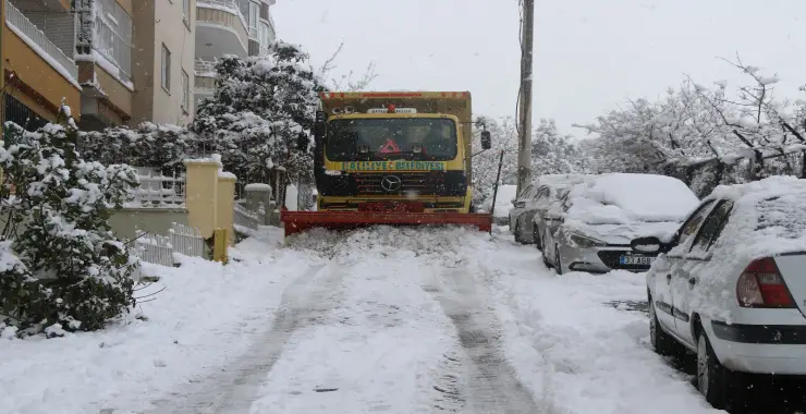HALİLİYE’DE KAR MESAİSİ: YOL AÇMA VE SICAK YEMEK DESTEĞİ