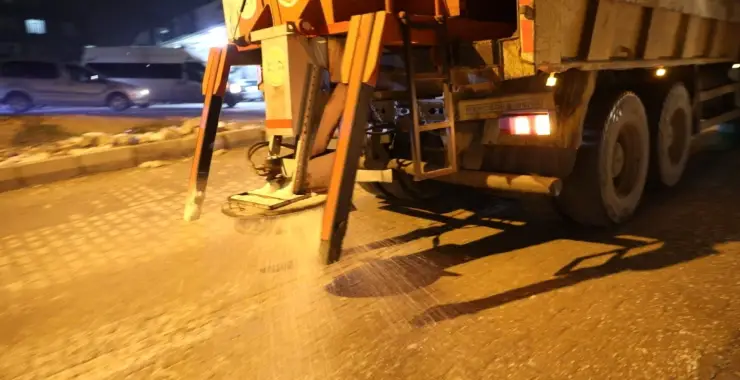 HALİLİYE’DE BUZLANMA VE KAR MESAİSİ GECE BOYUNCA DEVAM EDİYOR