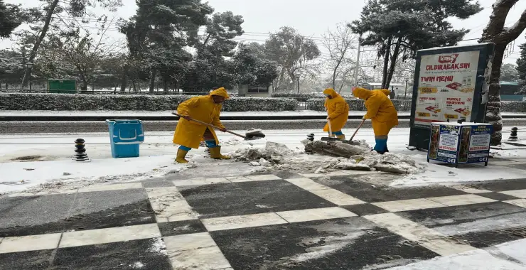 HALİLİYE’DE KAR MÜCADELESİ ARALIKSIZ SÜRÜYOR