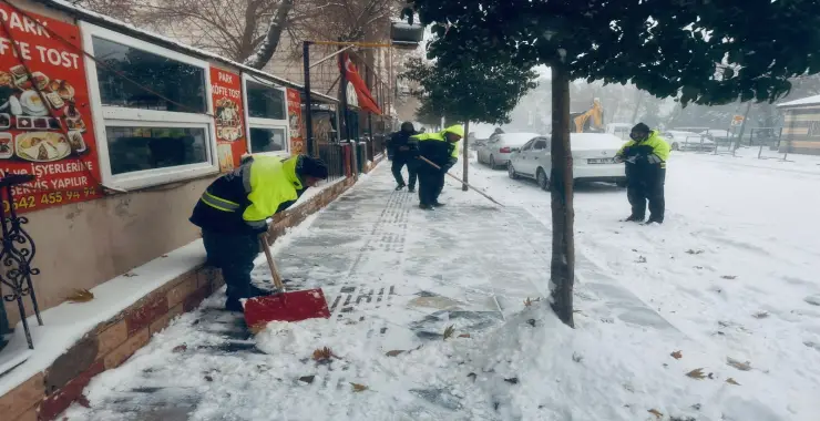 Hilvan Belediyesi Karla Mücadelede Tam Kadro Sahada