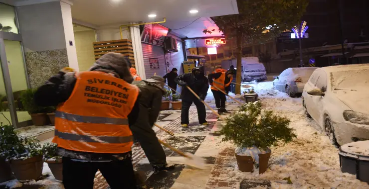 Siverek’te karla mücadele gece boyunca sürüyor