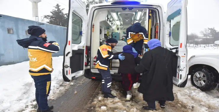 Karla Kapanan Mahallede Diyaliz Hastasını Belediye Ekipleri Kurtardı