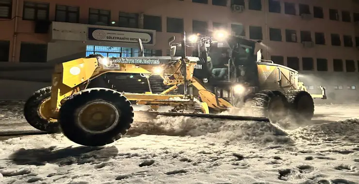 HALİLİYE’DE OKULLARDA KAR TEMİZLİĞİ İÇİN YOĞUN MESAİ