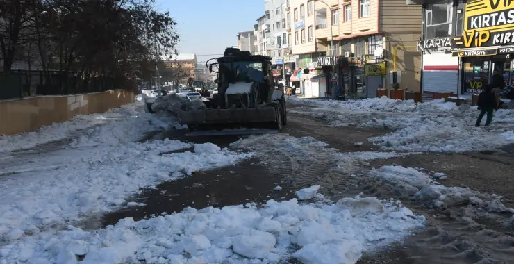 Siverek’te Karla Mücadele Gece Gündüz Demeden Sürüyor