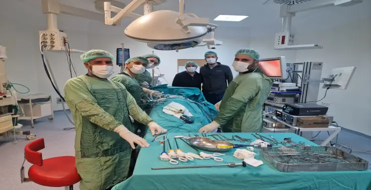 Viranşehir’de Büyük Böbrek Kisti Kapalı Yöntemle Alındı