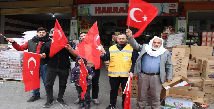 HALİLİYE BELEDİYESİ’NDEN ANLAMLI BAYRAK DAĞITIMI