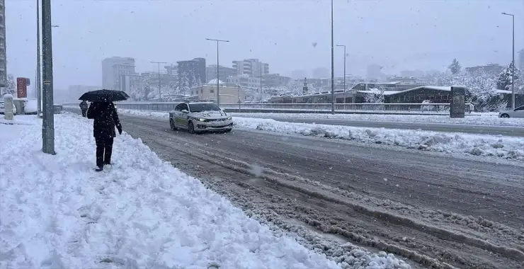 Şanlıurfa’da kar yağışı etkisini sürdürüyor