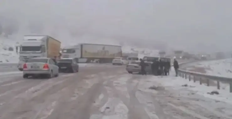 Araçlar kontrolden çıktı, ulaşım durma noktasına geldi